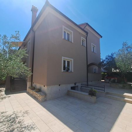 Apartment And Room Marlen 로비니스코 셀로 외부 사진