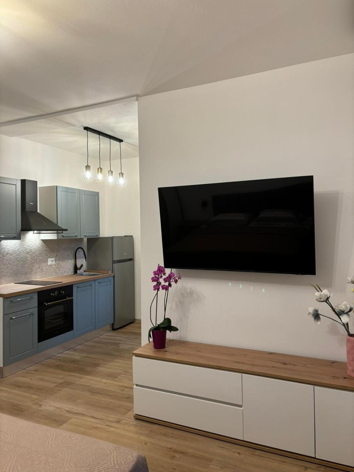 Apartment And Room Marlen 로비니스코 셀로 외부 사진