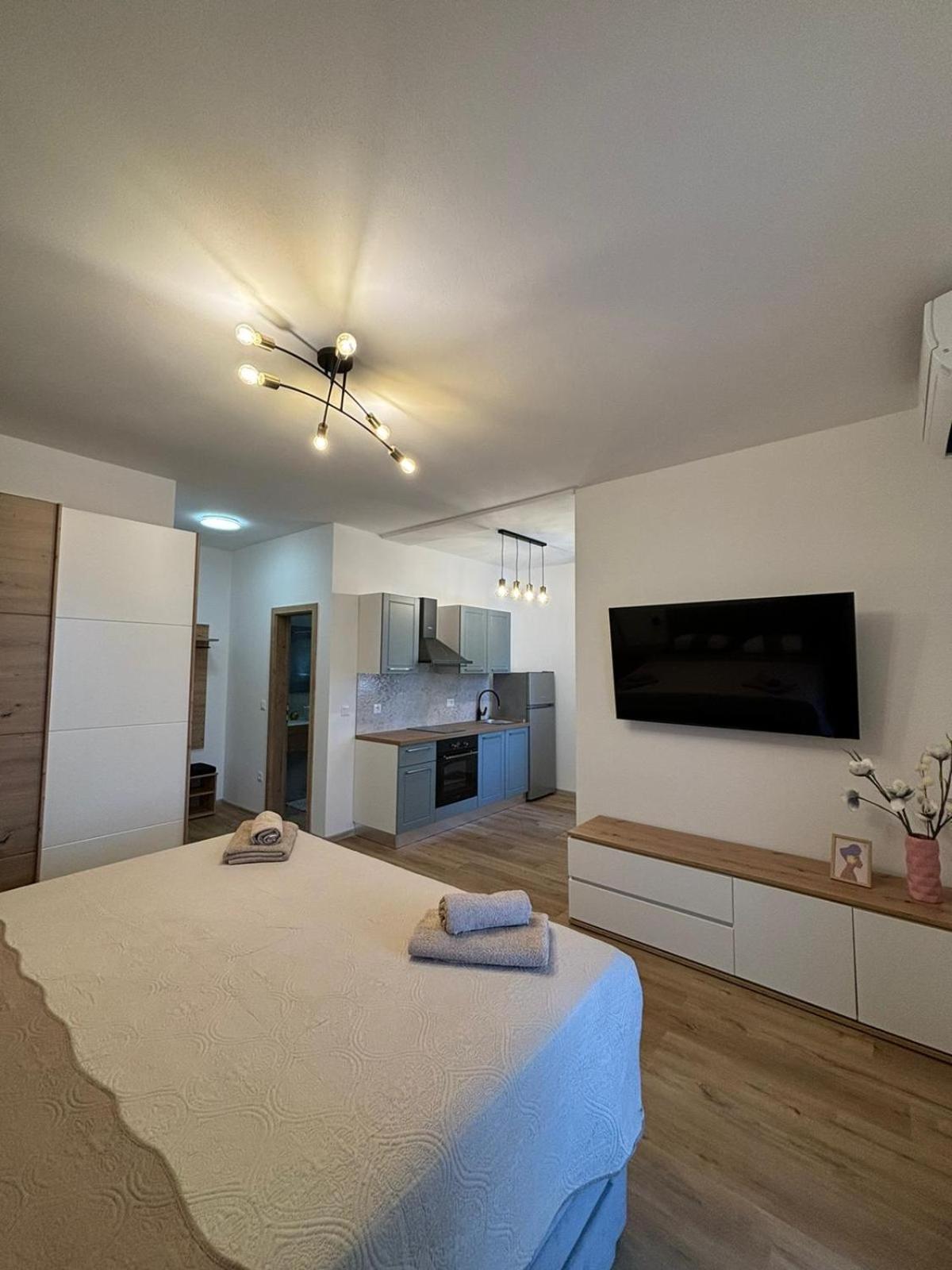 Apartment And Room Marlen 로비니스코 셀로 외부 사진