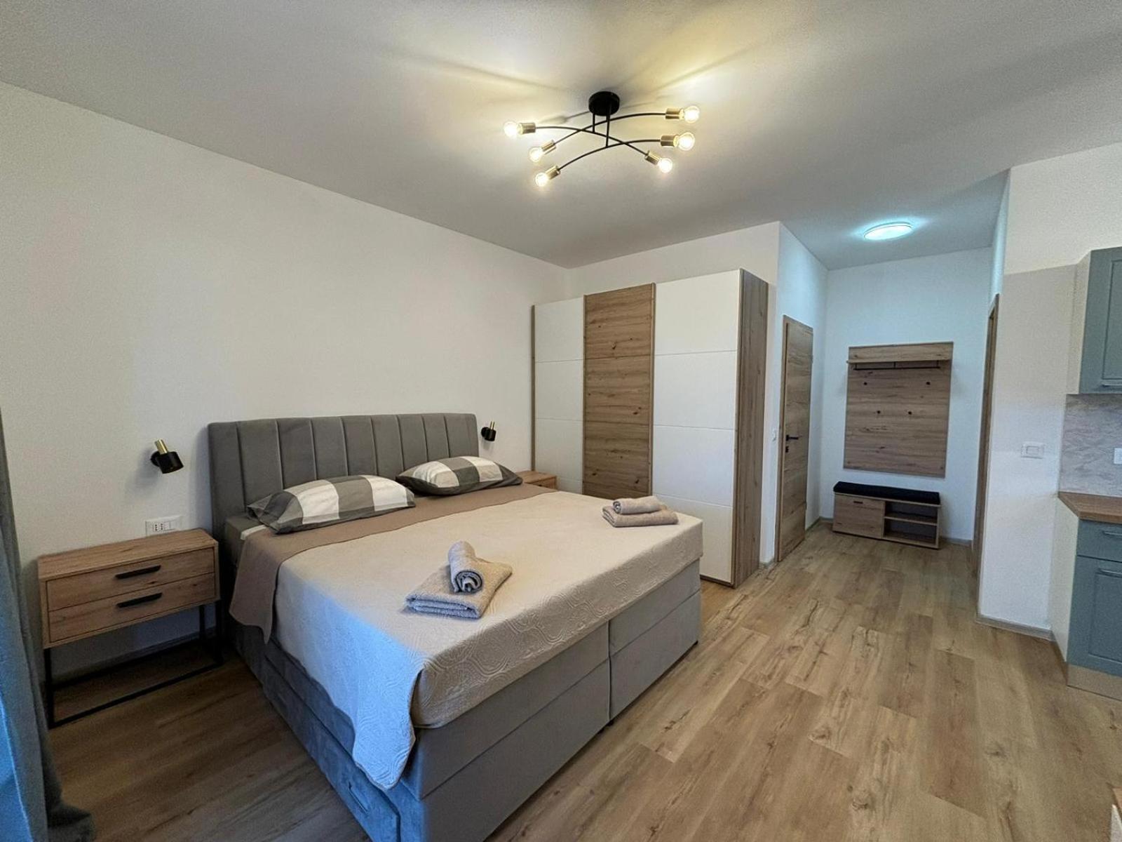Apartment And Room Marlen 로비니스코 셀로 외부 사진