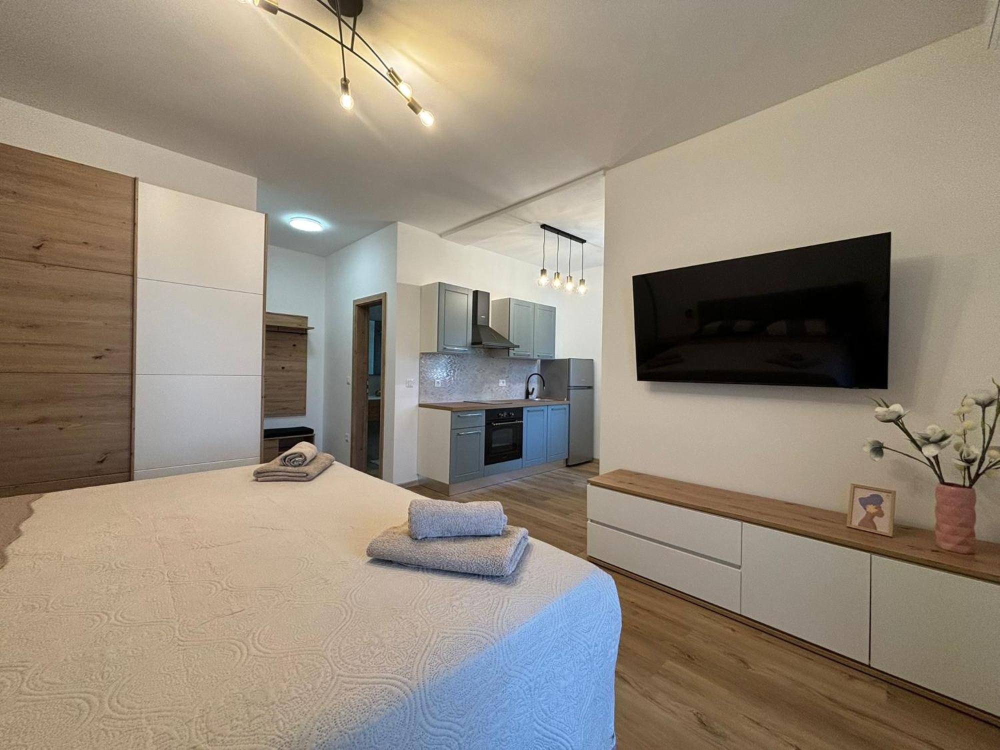 Apartment And Room Marlen 로비니스코 셀로 외부 사진